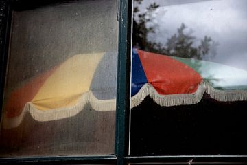 Real life stilleven gekleurde parasol door raam van Lilian Bisschop