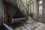 Oude piano in verlaten kasteel van Maikel Brands thumbnail