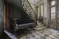 Oude piano in verlaten kasteel