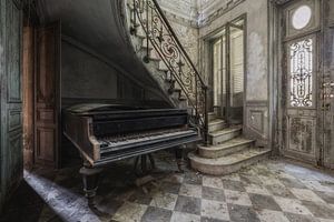 Vieux piano dans un château abandonné
