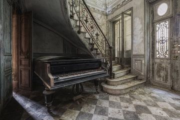 Oude piano in verlaten kasteel van Maikel Brands