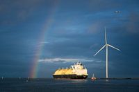 Tanker met regenboog en windmolen
