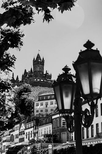 Die Festung von Cochem in Schwarz-Weiß mit einem Laternenpfahl im Vordergrund. Deutschland. Schöner Bildausschnitt.