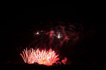 Vuurwerk met veel rode fonteinen op de grond en rode explosies van adventure-photos