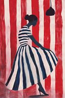 Vrouw op hakken in gestreepte jurk