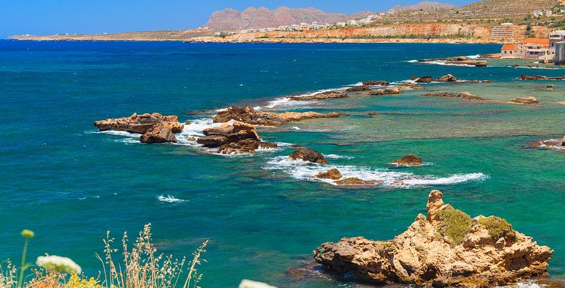 Une île grecque magnifique avec une eau bleue pure par Yevgen Belich