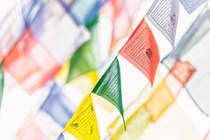Drapeaux de prière flottants au Népal.
