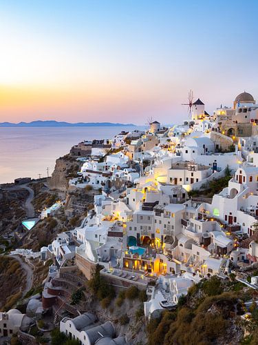 Bunter Abendhimmel nach einem schönen Sonnenuntergang in Santorini, Griechenland