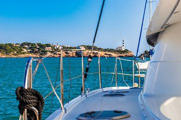 Vuurtoren in Porto Colom vanuit de jachthaven, eiland Mallorca, Spanje Middellandse Zee van Alex Winter