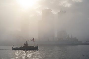 Dampfschlepper "Dock Yard 5" passiert den nebligen Kop van Zuid in Rotterdam durch das moderne Rotterdam)