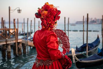 Rood kostuum op het carnaval van Venetië van t.ART