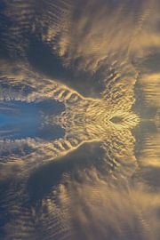 Nuages dorés dans le ciel du soir 2 sur Adriana Mueller
