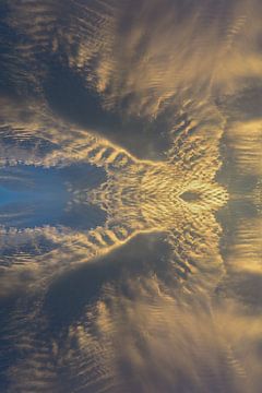 Goldene Wolken am Abendhimmel 2 von Adriana Mueller