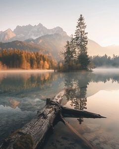 Herbstlicher Sonnenaufgang mit Block auf den Bergsee