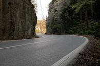 Roadtrip über kurvenreiche Straße zwischen Felsen. von FHoo.385 Miniaturansicht