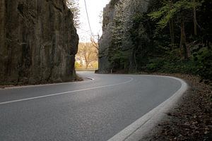Roadtrip über kurvenreiche Straße zwischen Felsen. von FHoo.385