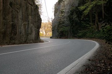 Roadtrip über kurvenreiche Straße zwischen Felsen.