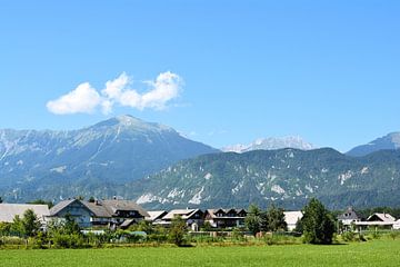 het dorp Lesce en de Julische Alpen