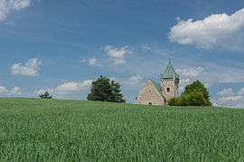 Soulful Stone Sanctuary – Einsame, uralte Kirche auf einem Hügel als Ort der Ruhe von Angelus H