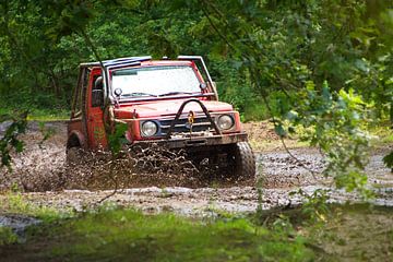 Off-road driving in the mud with a Suzuki Samourai by tiny brok