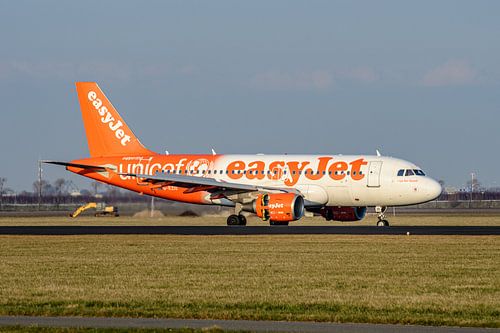 EasyJet Airbus A319-111 mit Unicef-Leben...