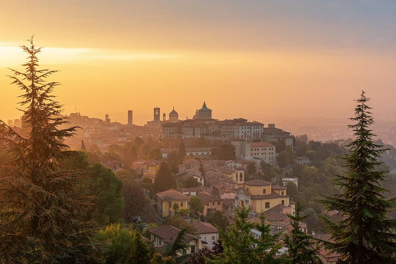 Bergamo bei Sonnenaufgang von Robin Oelschlegel