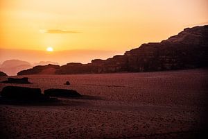 Sonnenuntergang in Wadi Rum, Jordanien von Suzanne Spijkers