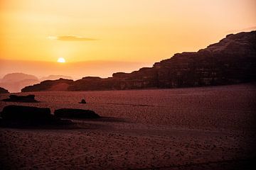 Sonnenuntergang in Wadi Rum, Jordanien von Suzanne Spijkers