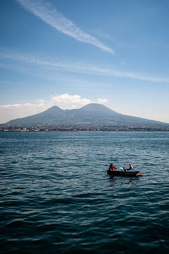 Vulkaan Vesuvius vanaf het water in italie