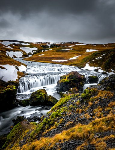 Chute d'eau au-dessus de Skogafoss