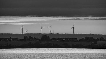 Windturbines op een eiland bij zonsondergang van Martin Köbsch