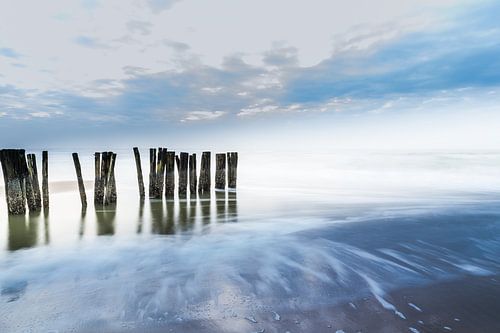 Golfbrekers langs de kust