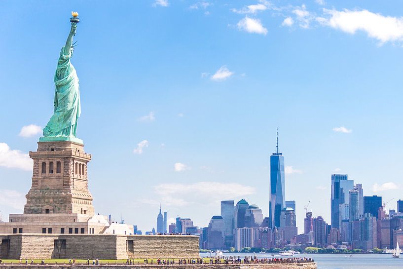Vue rapprochée de la Statue de la Liberté sur un ciel bleu par Maria Kray
