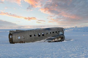 Plane Wreck IJsland zonsopkomst van Marjolein van Middelkoop