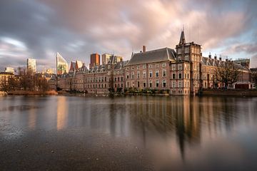 Hofvijver Den Haag mit einer schönen Wolkendecke über ihm und gespiegelt im Wasser von Jolanda Aalbers