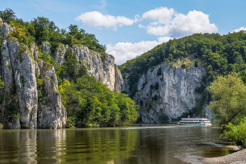 Un bateau traverse la percée du Danube près de Kelheim par ManfredFotos