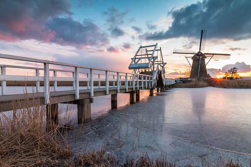 Zonsondergang molens Kinderdijk in de winter van Mark den Boer