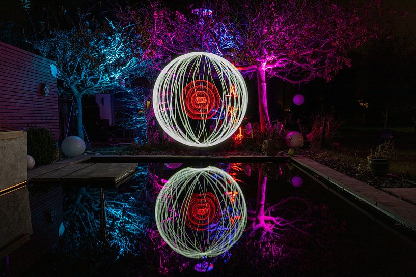 Lichtschildering met kleurrijk verlichte bomen van Reiner Conrad
