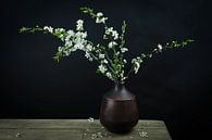 Modernes Stillleben weiße Blüte in einer Vase von Marjolein van Middelkoop Miniaturansicht