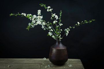 Modern stilleven witte bloemen / bloesem in een vaas van Marjolein van Middelkoop