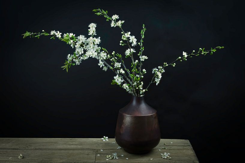 Modernes Stillleben weiße Blüte in einer Vase von Marjolein van Middelkoop