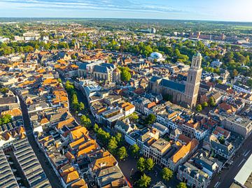 Luftaufnahme der Stadt Zwolle während eines Sonnenuntergangs im Sommer