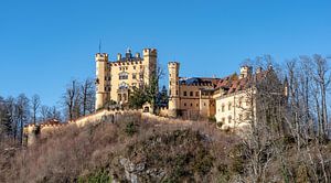 Das schöne Schloss Hohenschwangau erstrahlt in schönem Sonnenlicht.