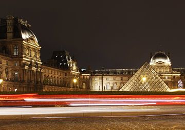 Rush hour at the Louvre. van R.Phillipson