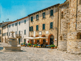 Sonniger italienischer Dorfplatz mit gemütlicher Terrasse von STUDIO ARTSY