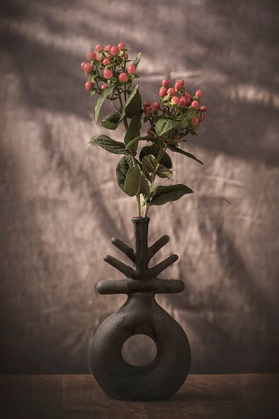Graue Vase mit roten Beeren von Humphry Jacobs