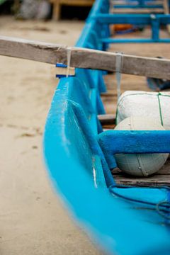 Halve blauwe boot op het strand van Dieuwertje Van der Stoep