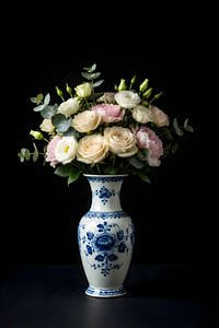 Delftblaue Vase mit bunten Blumen