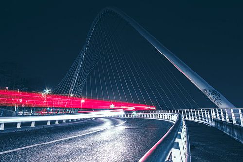 Pistes lumineuses sur un pont la nuit | Photographie de ville | Photographie de nuit