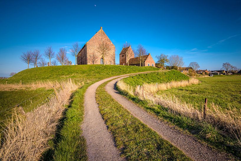 Kirche auf dem Hügel von Ezinge von Fotografiecor .nl